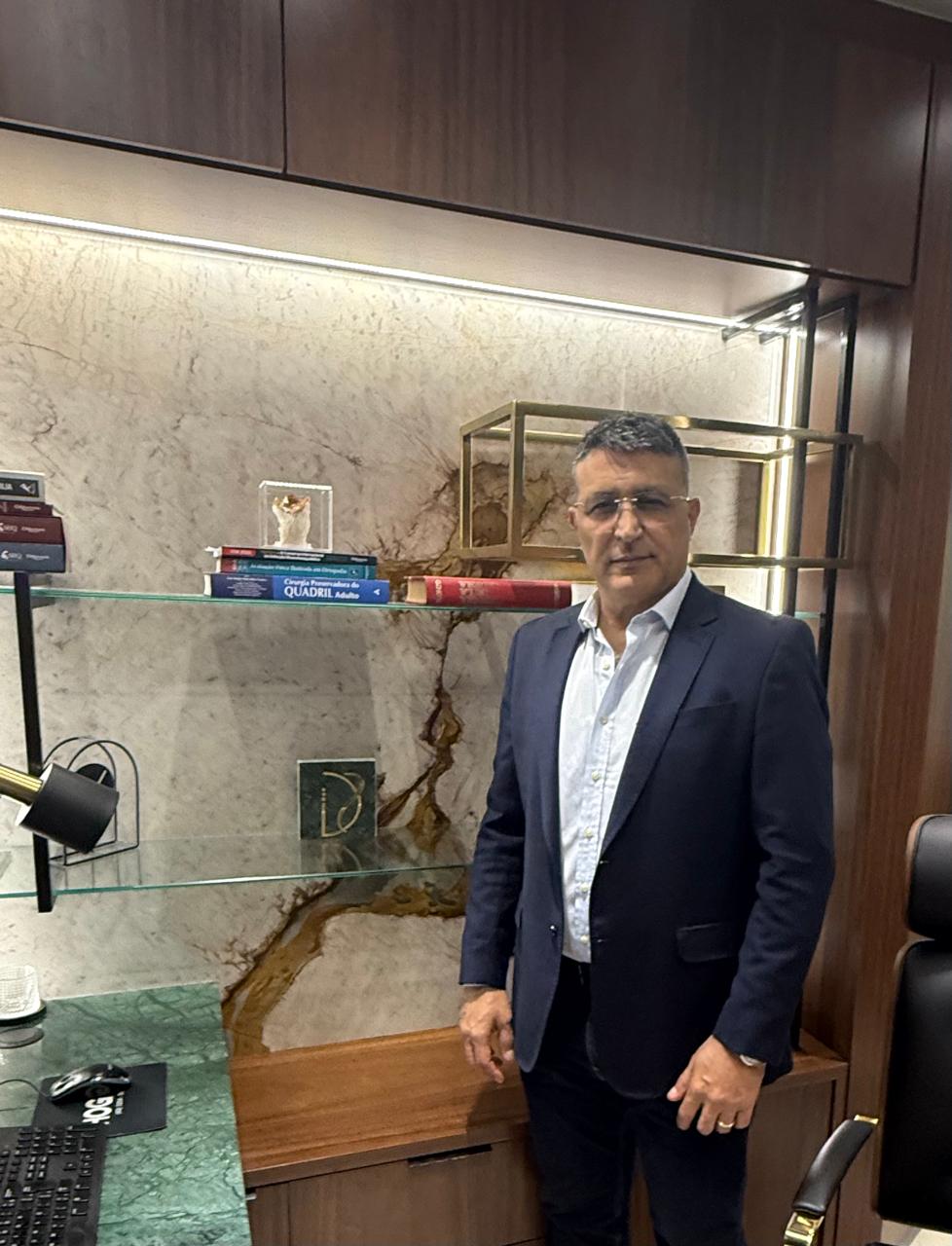 Dr. Dennison Moreira em pé no consultório